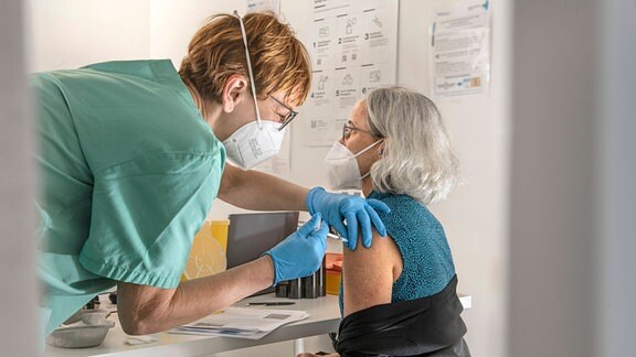 Medizinische Fachangestellte impft eine Frau im Impfzentrum des Landkreises Altötting, Neuötting