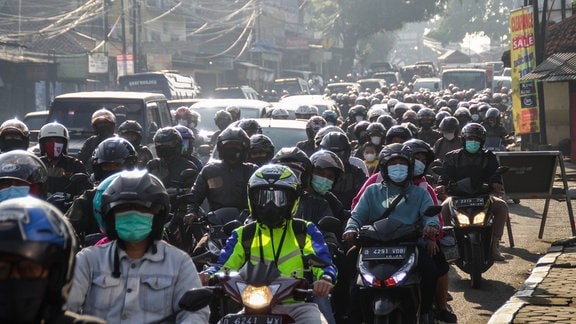 Mopedfahrer in Bandung, Indonesien