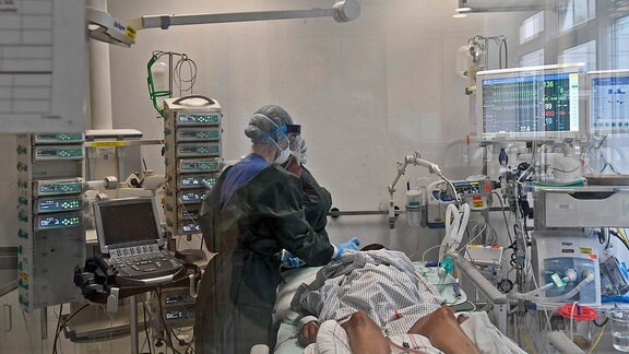 Blick in ein Stationszimmer mit Beatmungsgeraet fuer schwersterkrankte Covid-19 Patienten