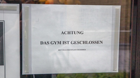 Hinweiszettel  an Eingangstür - Achtung - Das Gym ist geschlossen bis vorraussichtlich Dezember.