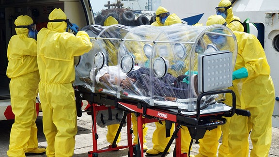 Am 10. März 2020 führten indonesische Ärzte am Ankunftsterminal des Hafens Makassar in Makassar City eine Simulation, des Umgangs mit durch den Coronavirus infizierten Patienten, durch.