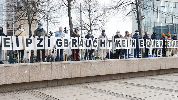 Demonstrationsteilnehmer mit Schildern - Leipzig denkt selbst Leipzig braucht keine Querdenker.