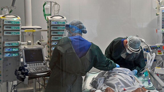 Blick in ein Stationszimmer mit Beatmungsgeraet für schwersterkrankte Covid-19 Patienten