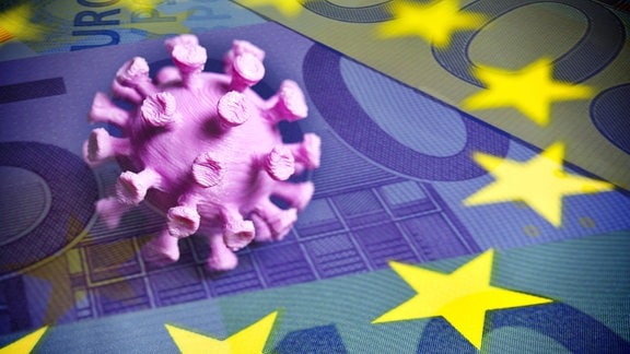 Fotomontage - Coronavirus-Miniatur auf EU-Fahne mit Geldscheinen