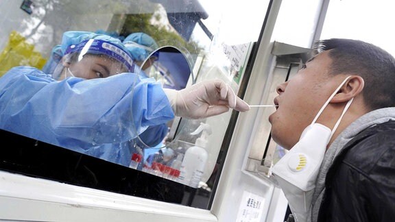 Ein Mann wird am 12. Oktober 2022 in Peking einem PCR-Test unterzogen, da die chinesische Führung an einer Null-COVID-19-Politik festhält.