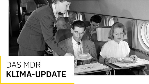 Text: MDR KLIMA-Update, Schwarz-weiß-Bild von früher, Stewardess serviert Mann und Frau Essen