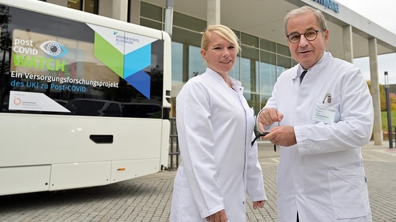 Der Bus des "Watch"-Projektes fährt als mobile Post-Covid-Ambulanz durch Thüringen, insbesondere im ländlichen Raum. Koordiniert wird das Projekt am Universitätsklinikum von Andreas Stallmach (r.) und Christina Lemhöfer.