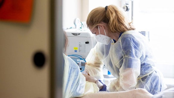 Reportage im Johanniter Krankenhaus am Kreuzacker 1-7 in Rheinhausen. 2 Pflegerinnen betreuen eine Intensivpatientin auf der Coronastation Intensivstation , die beiden bringen die Patientin in die Bauchlage.