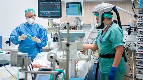 Ärzte und Intensivpfleger auf einer Covid-Intensivstation