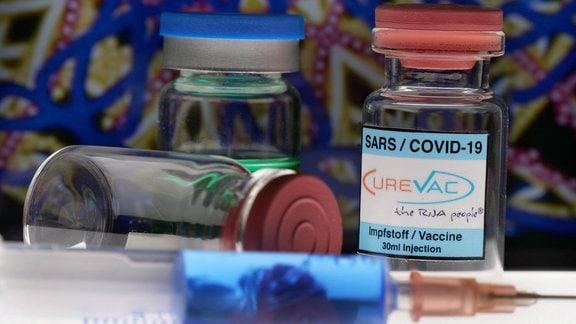 Symbolbild - Coronaserum-Impfstoffdose mit Spritze Corona-Impfstoff