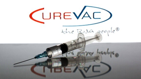 illustration - Impfspritze vor Logo von CureVac