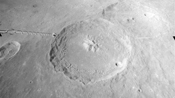 Der Cyrillus-Krater auf dem Mond, aufgenommen bei der Mondmission Apollo 16.