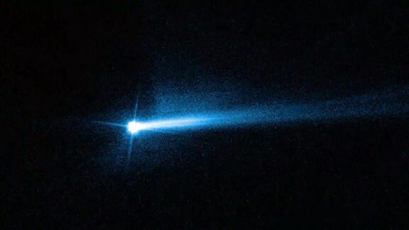 Zwei Staubschweife, die vom Asteroidensystem Didymos-Dimorphos ausgeworfen wurden, sind auf Bildern des Hubble-Weltraumteleskops zu sehen. Sie dokumentieren die Nachwirkungen des Dart-Einschlags (Double Asteroid Redirection Test) der NASA am 26. September 2022.