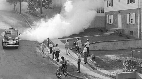 Das Insektizid DDT wird durch Verneblung in einer amerikanischen Wohnsidlung verteilt. Aufnahme von 1948