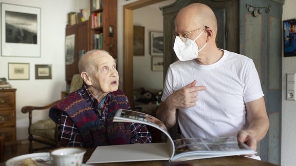 Altenpfleger bei der Arbeit mit Patient in häuslichen Umfeld