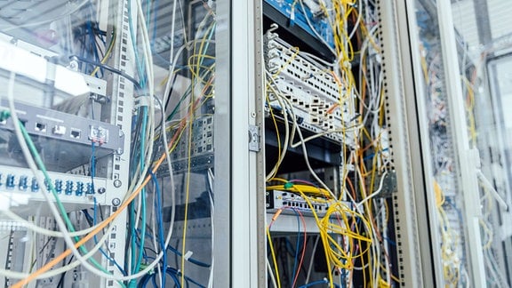 Kabelgewirr in einem Serverschrand