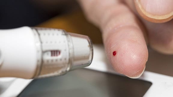 Diabetiker bei einer Blutzuckermessung
