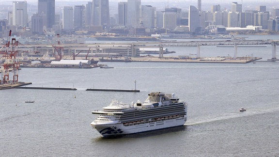 Kreuzfahrtschiff Diamond Princess verlässt den Hafen von Yokohama