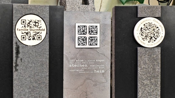 QR-Codes auf Grabsteinen