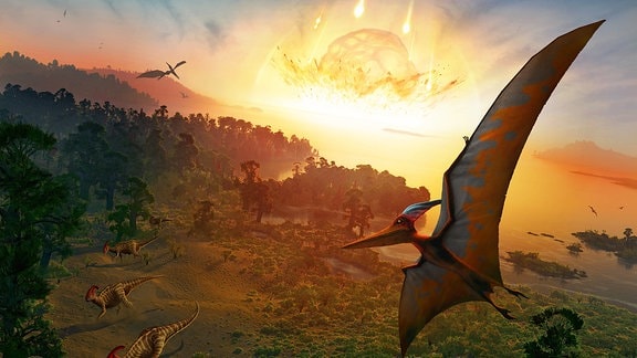 Künstlerische, grafische Darstellung des Einschlags, in dessen Folge die Dinosaurier ausgestorben sein sollen. Im Vordergrund fliegende Saurier, am Boden laufende, dazu Bäume. Im Hintergrund Wasser und ein glühender Himmelskörper, der ins Wasser einschlägt.