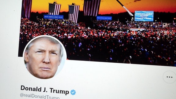 Smartphone mit dem geöffneten X-(Twitter-)Profil ("@realDonaldTrump") von Donald Trump