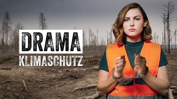 Eine Frau in Handschellen und orangener Warnweste vor einem öden Stück Wald und der Schriftzug "Drama Klimaschutz"