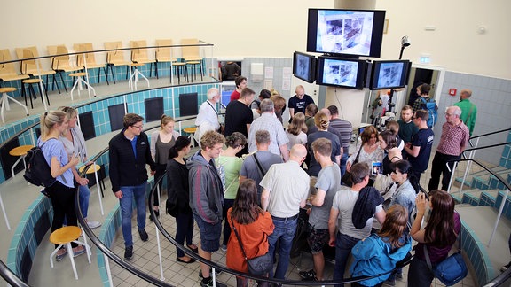 Besucher stehen in einem kreisrunden Hörsaal der Mediziner an der TU Dresden.