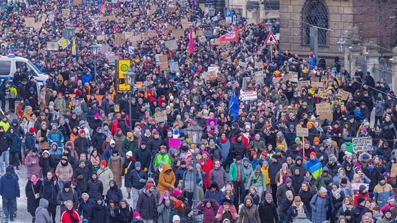 Zusammen gegen Rechts Mehrere Tausend Menschen protestieren am Sonntag unter anderem in Dresden, gegen die AfD und für die Demokratie.
