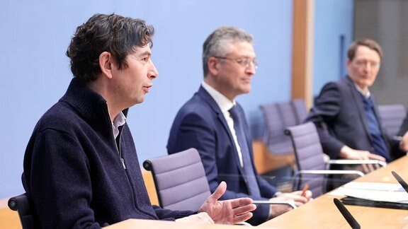 Prof. Christian Drosten, Prof. Lothar H. Wieler und Prof. Karl Lauterbach, SPD, während Bundespressekonferenz.