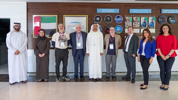Gruppenfoto aus dem MBR Space Centres währen der Dubai Airshow 2023. In der Mitte befindet sich Salem Humaid Al Marri (5.v.l.), der Direktor vom Space Centre. MDR WISSEN Redakteur Patrick Klapetz ist die dritte Person von rechts. 
