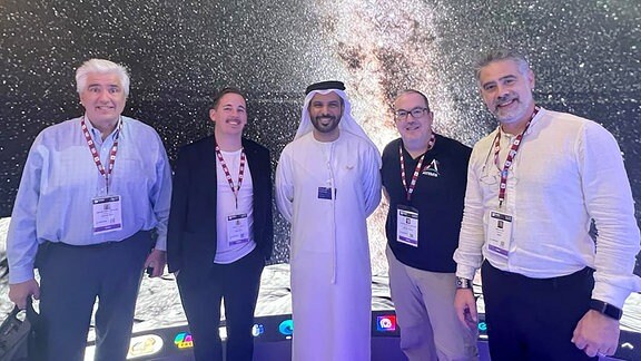 Eindrücke von der Dubai Airshow 2023: Salem Butti Salem Al Qubaisi (4.v.l.), der Generaldirektor der Weltraumbehörde der Vereinigten Emirate (UASA) nahm sich Zeit für ein Gespräch mit MDR WISSEN Redakteur Patrick Klapetz (3.v.l) und internationalen Kollegen.