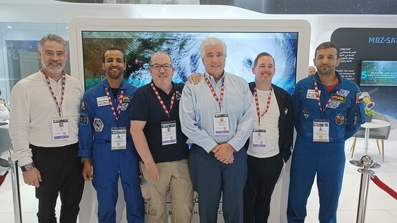 Eindrücke von der Dubai Airshow 2023: Die Astronauten Sultan Saif al-Nejadi (r.), Hassa al-Mansuri (2.v.l.) und MDR WISSEN Autor Patrick Klapetz (2.v.r.) am Stand des MBR Space Centres. 
