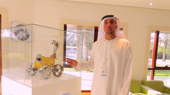Salem Humaid Al Marri, der Direktor vom Space Centre, vor dem Modell des Rashid-Rovers für den Mond. Das Bild enstand im MBR Space Centre während einer Führung und eines Pressetermins.