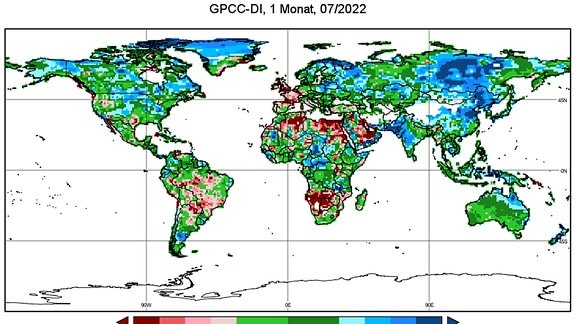 Eine Weltkarte, die im Farbspektrum blau - grün - rot zeigt, wo auf der Erde es im Juli 2022 mehr als üblich (blau), ungefähr gleich viel (grün) und weniger geregnet hat (rot). In Europa sind besonders Frankreich und Großbritannien rot eingefärbt.