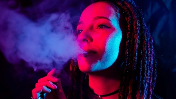 Junge Frau mit E-Zigarette