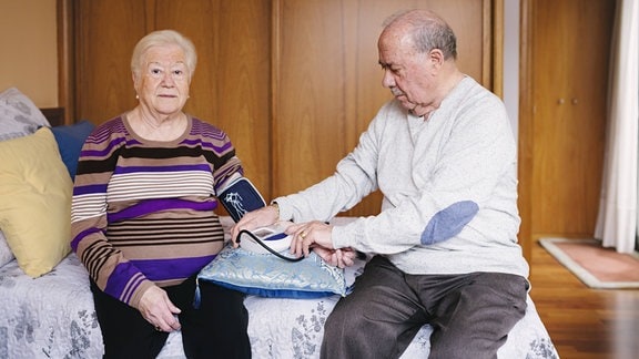 Älteres Ehepaar misst Blutdruck