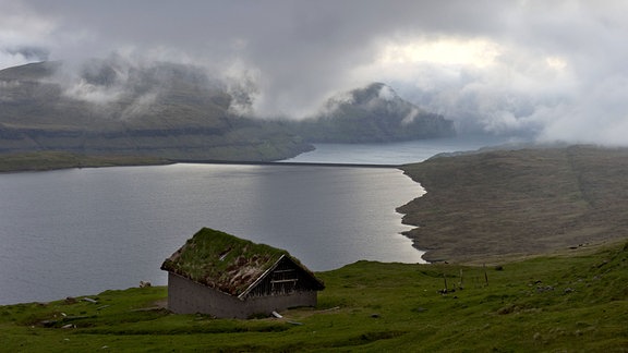 Färöer-Inseln - Hütte am See Eidisvatn bei tiefhängende Wolken