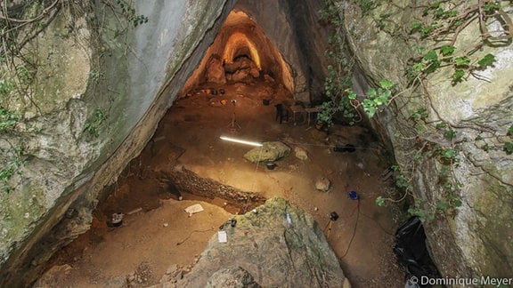 Eingang der Höhle von Arma Veirana