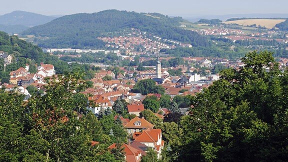 Blick vom Burschenschaftsdenkmal auf der Göpelskuppe auf die Stadt Eisenach, Thüringen