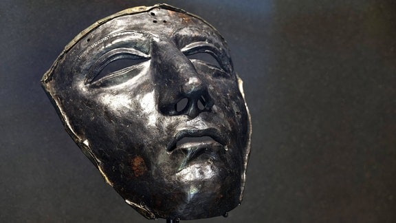 Eiserne Gesichtsmaske eines römischen Reiterhelms