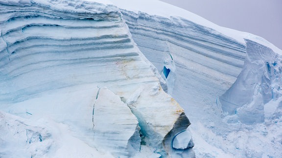 Eisschichten an einem Gletscher