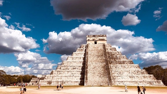 El Castillo oder Tempel von Kukulcán in der Maya-Stadt Chichén Itzá
