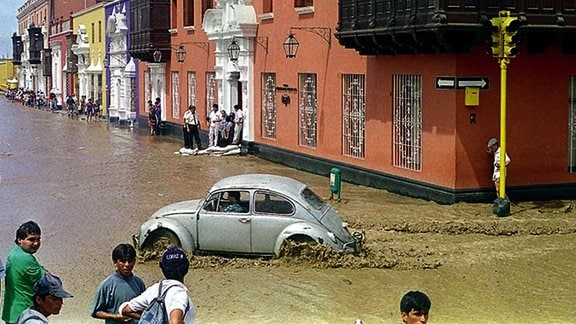 Ein VW Käfer fährt über die überflutete Plaza de Armas in Trujillo, 570 Kilometer nördlich von Lima