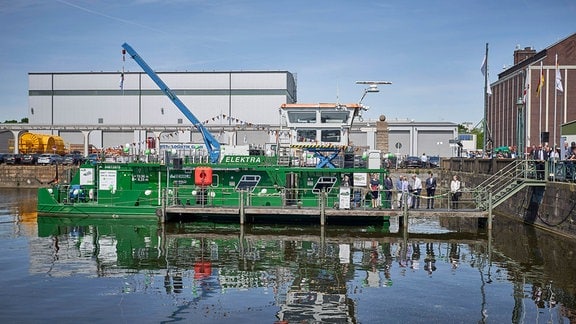 Null-Emission-Kanalschubboot Elektra mit Antrieb aus Wasserstoff-Brennstoffzellen und Akkumulatoren im Berliner Westhafen