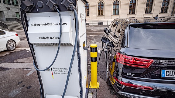 Elektroauto tankt Strom an Ladesäule am Bundesministerium für Verkehr Verkehrsministerium Berlin