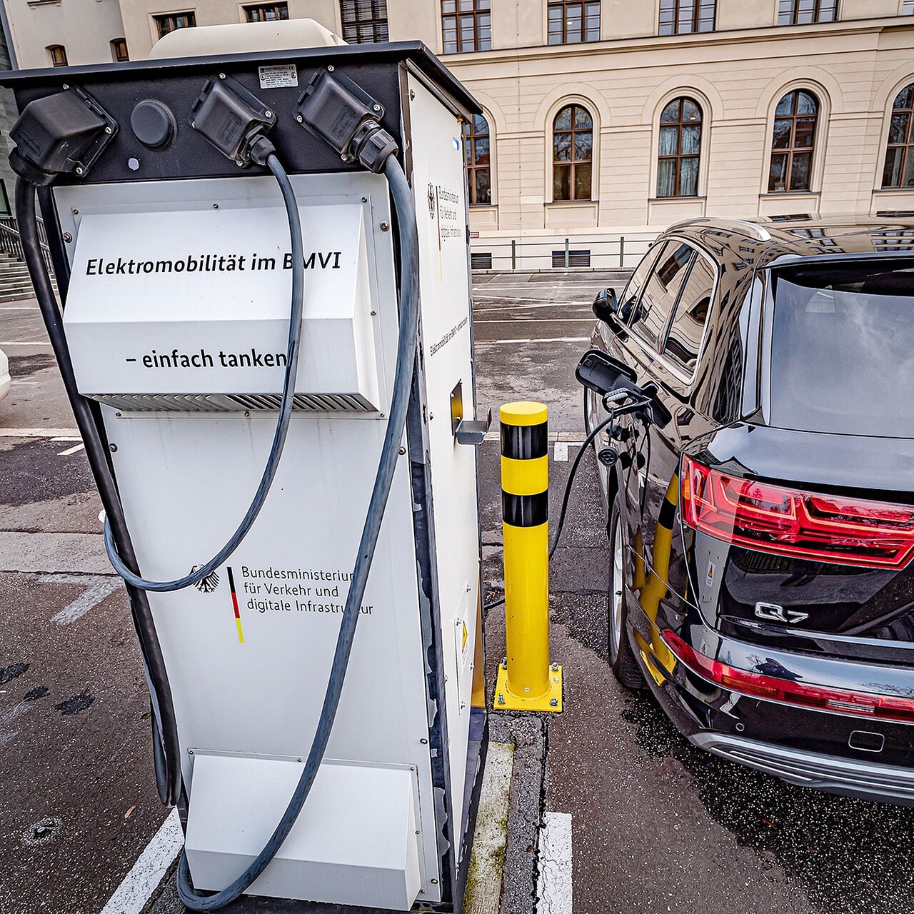 Fraunhofer-Institut stellt Recycling-Studie für E-Autos vor - AUTO