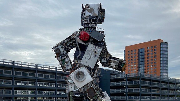 Wertgigant, sechs Meter hohe Skulptur aus Elektroschrott von dem Kölner Künstler HA Schult vor dem Düsseldorfer Landtag