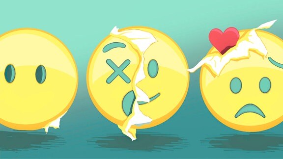 Drei Emoji-Gesichter, ohne Mund, lächelnd und traurig mit sich schälender Oberfläche. Bei lächelnd kommt Emoji mit X-Augen zum Vorschein, bei traurig ein kleines Herz.