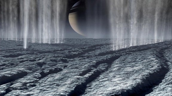 Diese Darstellung der Südpolregion des winzigen Saturnmondes Enceladus zeigt gewaltige Wassereisstrahlen, die in den Weltraum geschleudert werden. Das Fehlen einer Atmosphäre und die geringe Schwerkraft des Mondes verhindern, dass sich die Strahlen schnell ausbreiten, wie es auf einer massiveren Welt der Fall wäre. Diese Wasserfontänen speisen den ausgedehnten E-Ring des Saturns.