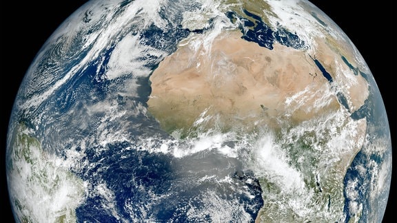 Ein Foto der Erde mit dem afrikanischen Kontinent im Zentrum,. viele detaillierte Wolken